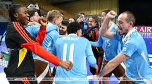 舍什科拼出半单刀机会，但停球时手球了